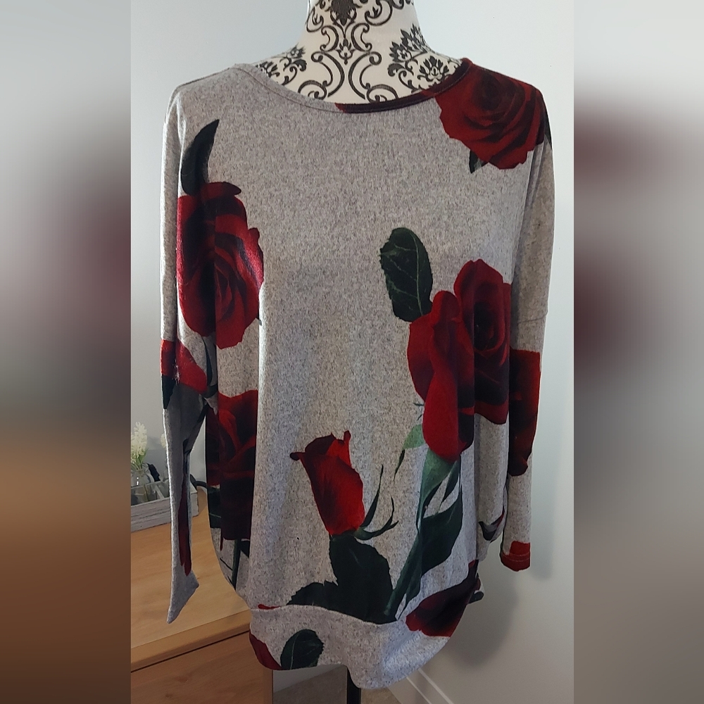 Suzy Shier Rose Print Gray and Red Sweater